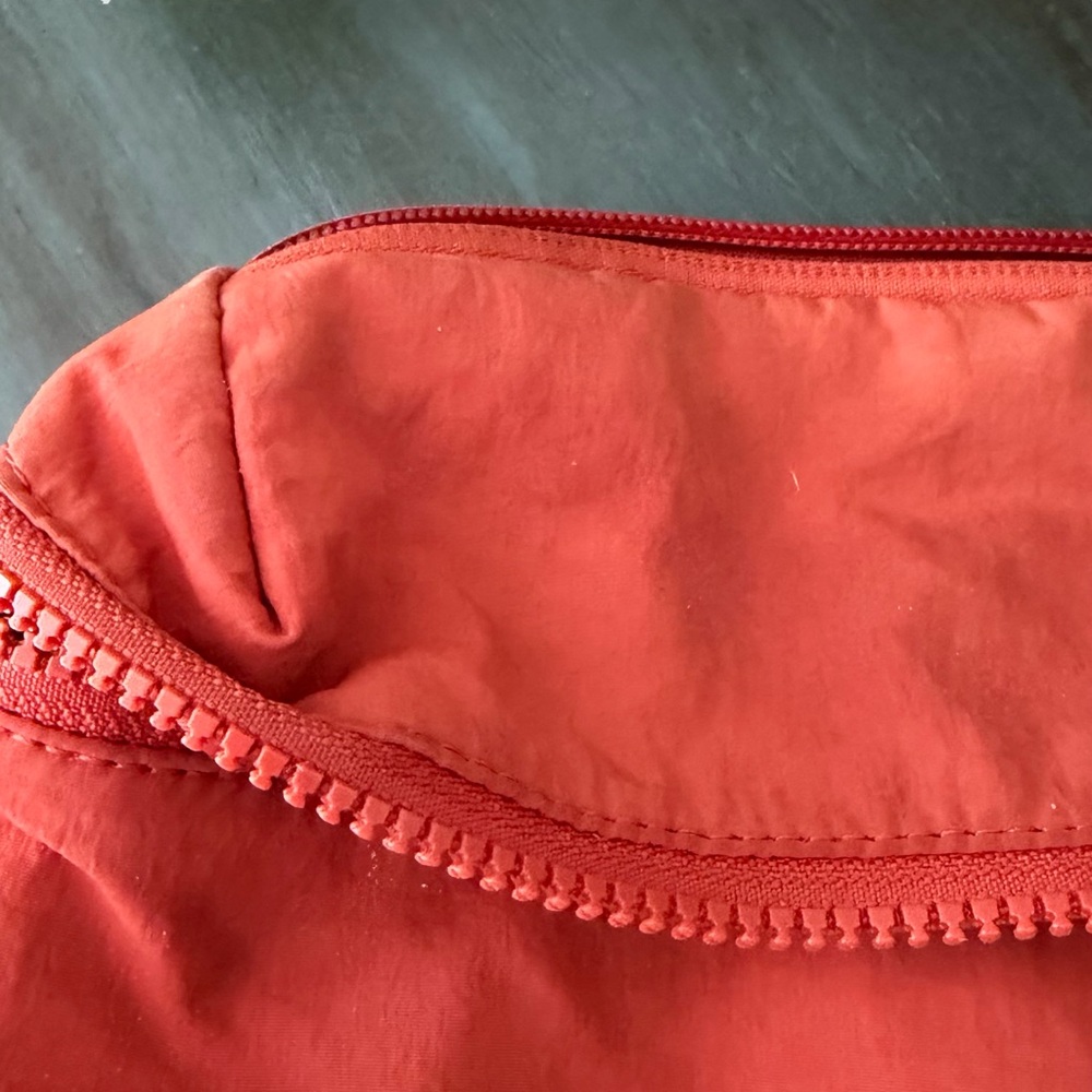 Lululemon Clean Lines Belt Bag in Red Rock. In pre-owned condition - Picture 5 of 9